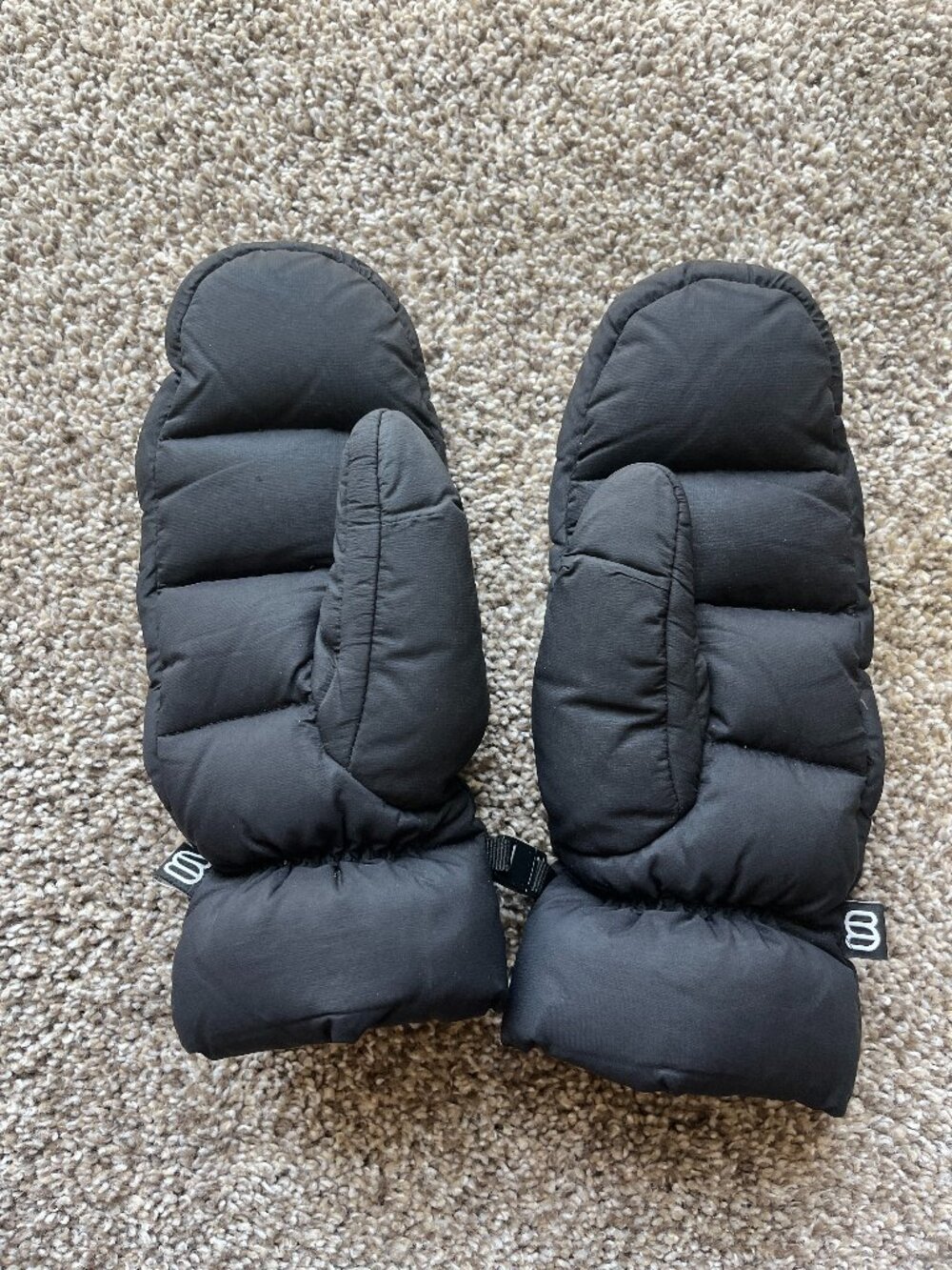 Aritzia Superpuff Mitten Climatte Black Excellent Condition Size Small/Medium